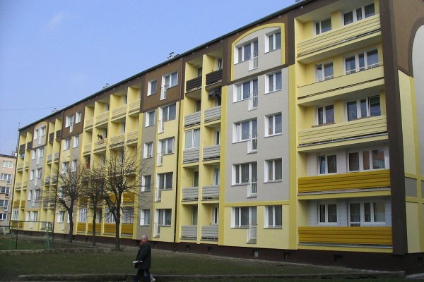 Elewacja budynku mieszkalnego przy ul. Jana Pawła II w Dębnie