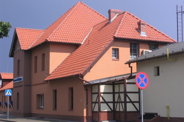 Ocieplenie budynku stacyjnego PKP w Świnoujściu z wymianą stolarki i wyprawą ULTRA TEX (cegła polska)