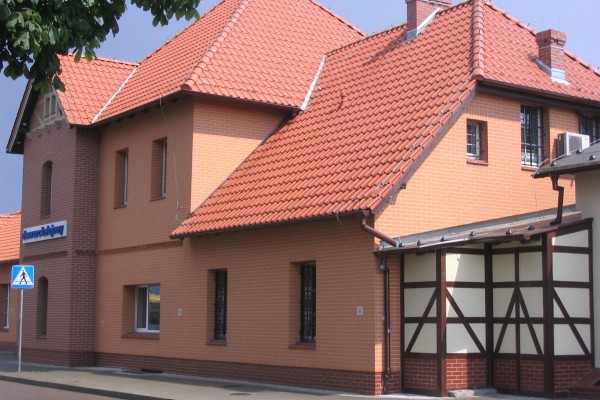 Ocieplenie budynku stacyjnego PKP w Świnoujściu z wymianą stolarki i wyprawą ULTRA TEX (cegła polska)